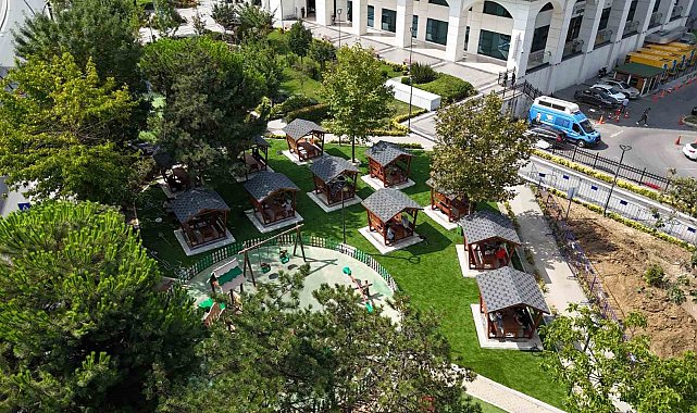 Bağcılar Belediyesi binasının bahçesi sosyal alan olarak değerlendiriliyor