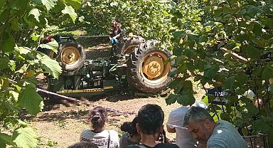 Bahçede eşinin yanına gittiği sırada devrilen traktörün altına kalarak öldü