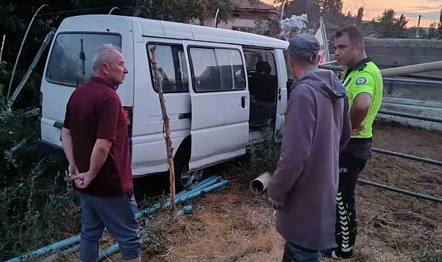 Bahçeden içeri girip alev alan minibüsü ev sahipleri musluk hortumuyla söndürdü