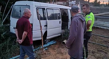 Bahçeden içeri girip alev alan minibüsü ev sahipleri musluk hortumuyla söndürdü