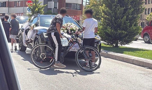 Bahşiş almak için hem kendi canlarını hem de trafiği tehlikeye attılar