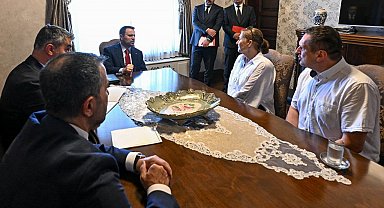 Bakan Gürlek, yorgun merminin isabet etmesi sonucu hayatını kaybeden Emir Yuşa'nın ailesiyle bir araya geldi