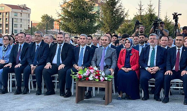 Bakan Kacır: "Herkes kendine yakışanı yapar. Birilerinin neler yaptıklarını biliyorsunuz, takip ediyorsunuz"