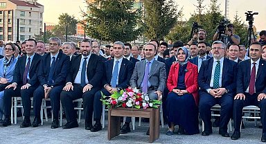 Bakan Kacır: "Herkes kendine yakışanı yapar. Birilerinin neler yaptıklarını biliyorsunuz, takip ediyorsunuz"