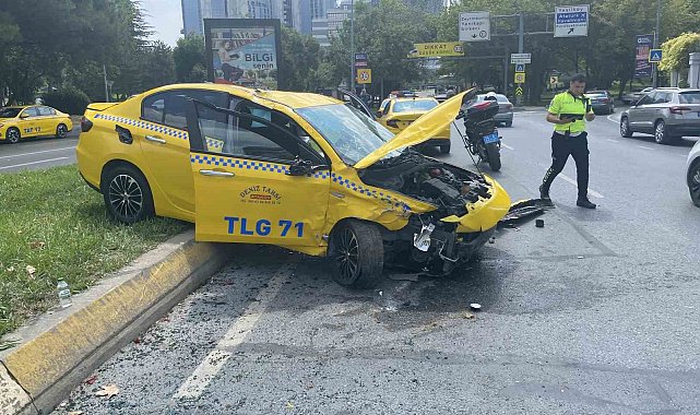 Bakırköy'de ticari taksi ve otomobil çarpıştı: 1 yaralı