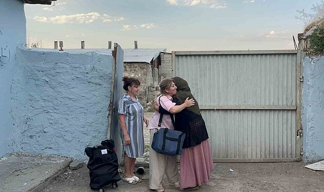 Bakü-Kars uçuşu 100 yıllık hasreti bitirdi: İki kardeşin torunları Kars'ta buluştu