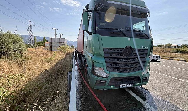 Balataları tutuşan tırı yanmaktan itfaiye kurtardı