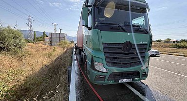 Balataları tutuşan tırı yanmaktan itfaiye kurtardı