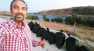 Balık tutmaya geldikleri gölette çöp topladılar