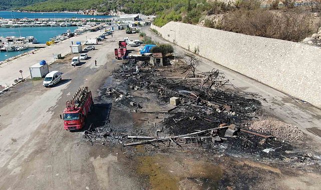 Balıkçı Barınağı'ndaki yangının ardından geriye demir yığınına dönen tekneler kaldı