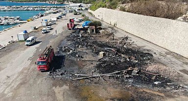 Balıkçı Barınağı'ndaki yangının ardından geriye demir yığınına dönen tekneler kaldı