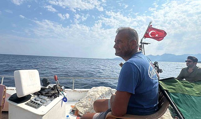 Balıkçı teknesini yangın ekiplerinin ulaşımı için seferber etti