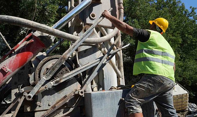 Balıkesir'de kuyuya düşen koyunu itfaiye kurtardı