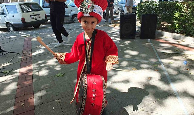 Balıkesir'de minik mehteran ilgi odağı oldu