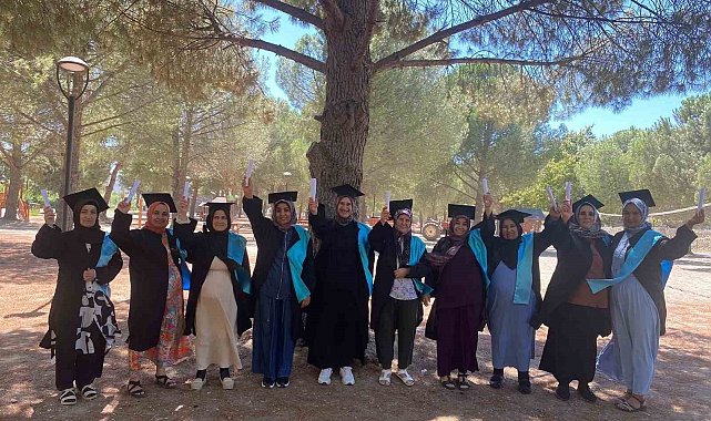 Balıkesir'de okuma yazma kursunu bitiren kadınlar kep attı