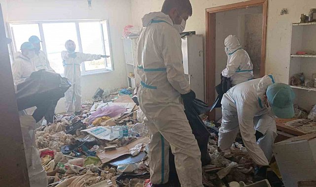 Balkan Mahallesi'nde evden 28 ton çöp çıkarıldı