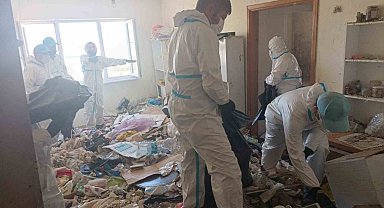 Balkan Mahallesi'nde evden 28 ton çöp çıkarıldı
