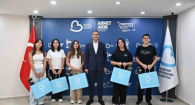 Başkan Ahmet Akın, LGS birincilerini makamında ağırladı