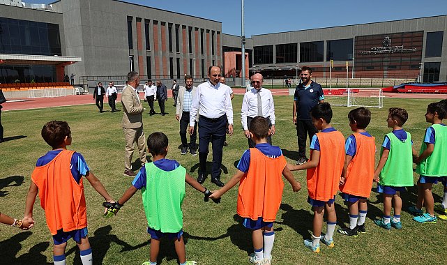 Başkan Altay ve Başkan Pekyatırmacı, sporcu seçme ve yetiştirme merkezinde öğrencilerle buluştu
