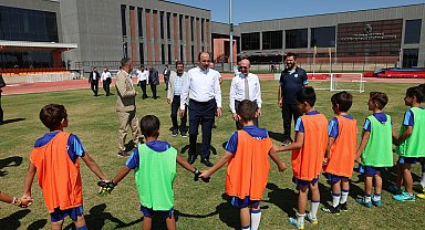 Başkan Altay ve Başkan Pekyatırmacı, sporcu seçme ve yetiştirme merkezinde öğrencilerle buluştu