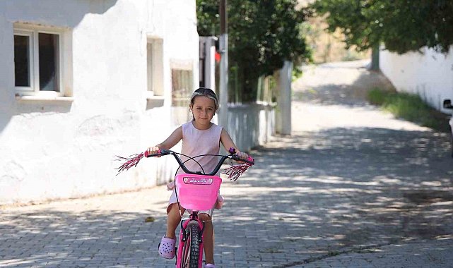 Başkan Çerçioğlu, yangında bisikleti yanan Hazal'ın yüzünü güldürdü