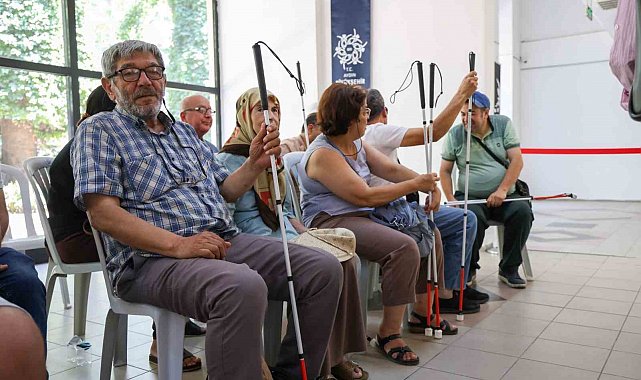 Başkan Çerçioğlu'ndan görme engelli vatandaşlara beyaz baston desteği