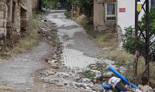 Başkan Öztürk, Derebağ Mahallesi'nde incelemelerde bulundu