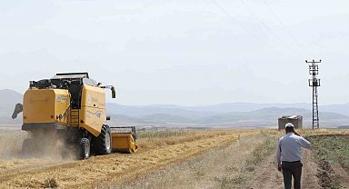 Başkan Sekmen'den üreticiye biçerdöver desteği: "Toprağın dili berekettir"
