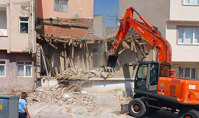 Bayburt'ta metruk binalar yıkılıyor