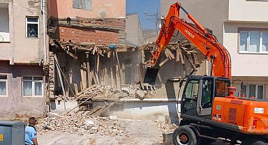 Bayburt'ta metruk binalar yıkılıyor