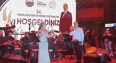 Belediye başkanı konserde şarkı söyledi, vatandaşlar unutulmaz bir gece yaşadı