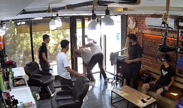 Berbere bıçakla girdi, hayatının dayağını yedi