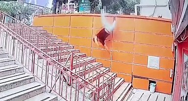 Beton blokta uzandı, dengesini kaybedip merdivenlere düştü