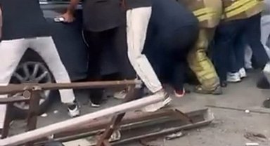 Beykoz'da kontrolden çıkan otomobil yayalara ve dükkana çarptı: 6 yaralı