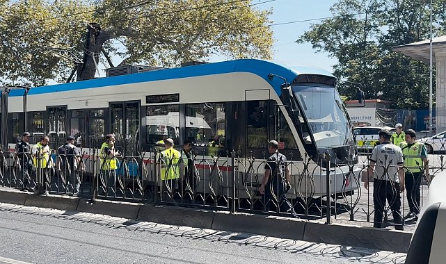 Beyoğlu'nda Tramvay raydan çıktı, yolcular tahliye edildi