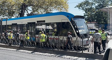 Beyoğlu'nda Tramvay raydan çıktı, yolcular tahliye edildi