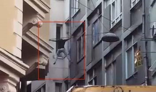Beyoğlu'nda yürekleri ağza getiren anlar: Elektrik tellerinden açılan hava minderine düştü