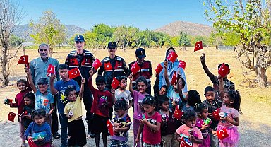 Bilecik'te çocuklara jandarmadan hediye