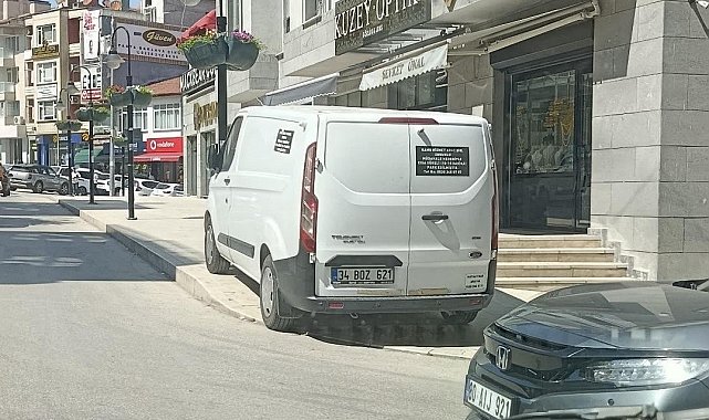 Bilecik'te kaldırım üstü parklanmalar yayaları isyan ettirdi