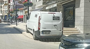 Bilecik'te kaldırım üstü parklanmalar yayaları isyan ettirdi