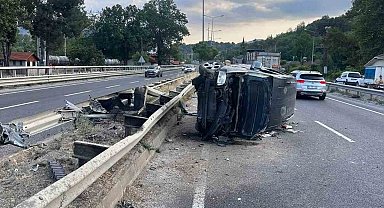 Bilecik'te otomobil bariyerlere çarptı: 3 yaralı
