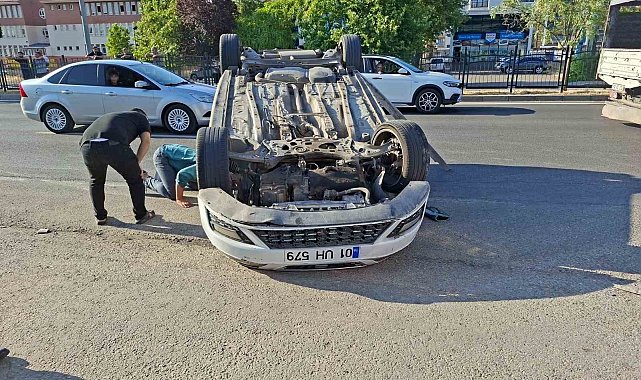 Bingöl'de çarpışan araçlardan biri ters döndü: 3 yaralı