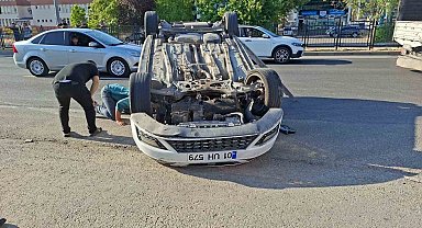 Bingöl'de çarpışan araçlardan biri ters döndü: 3 yaralı