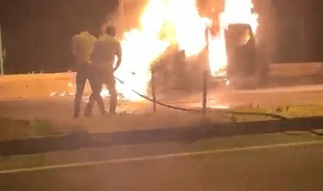 Bingöl'de hafif ticari araç alev alev yandı