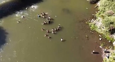 Bingöl'de suda kaybolan kişiyi vatandaşların kurtarma mücadelesi dronla görüntülendi