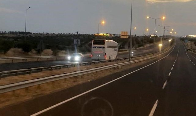 Birecik'te otoyolda tehlikeli anlar: Yolcu otobüsü ters yönde ilerledi