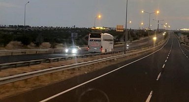 Birecik'te otoyolda tehlikeli anlar: Yolcu otobüsü ters yönde ilerledi