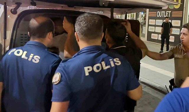Biri oynayarak, diğeri zorla gözaltına alındı: İlginç anlar kamerada
