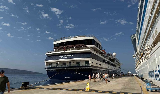 Bodrum'a 2 gemi birden geldi