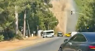 Bodrum'da ana isale hattı patladı, su metrelerce yükseldi: Fırlayan taşlar lüks aracın camını parçaladı